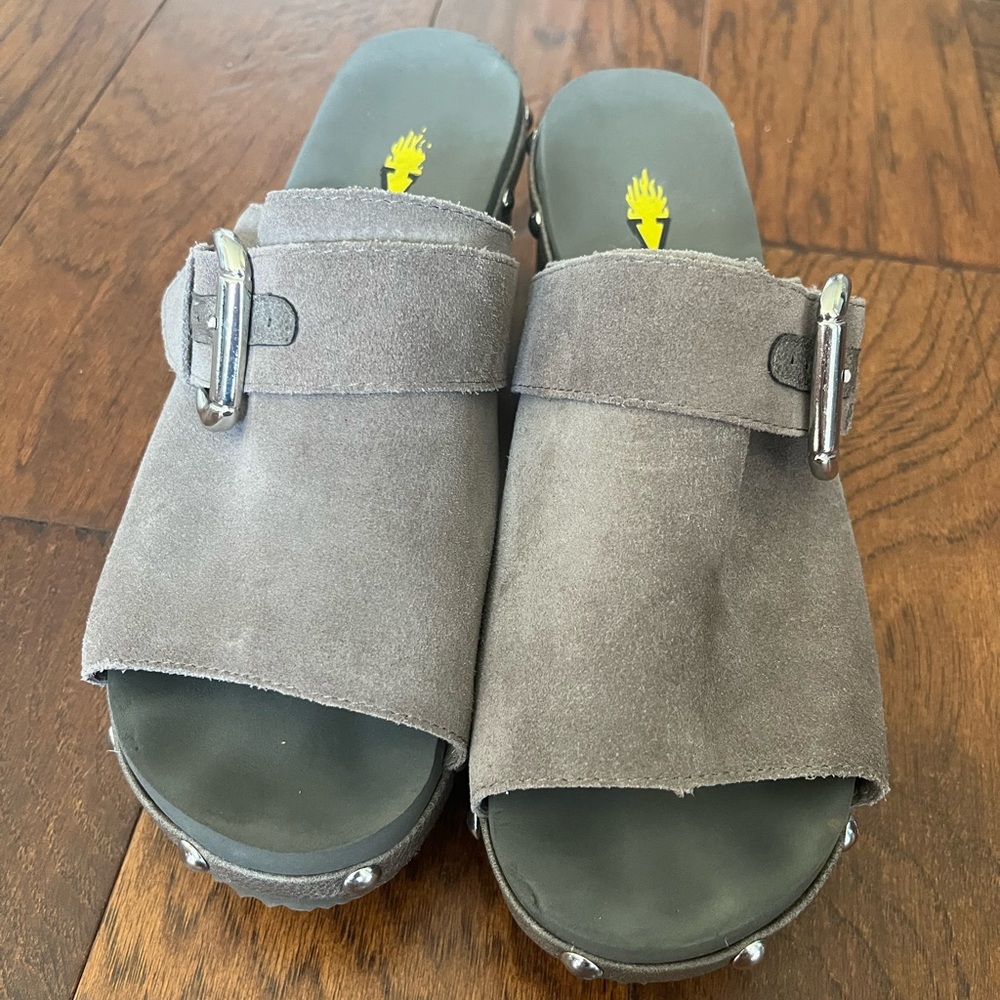 Volatile size 9 grey suede heels